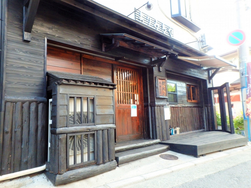 【After】室外機を目立たいよう、お店の外観とマッチするように囲いました。