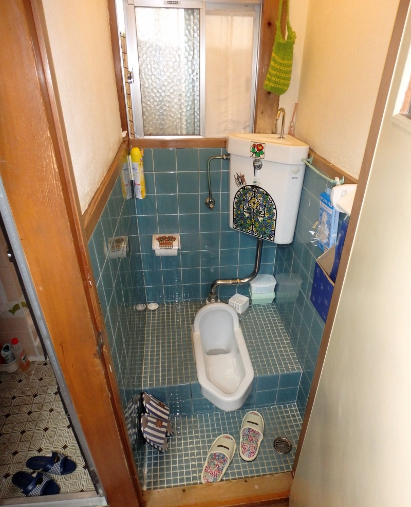 【Before】ご年配の方だけでなく、若い世代にも足腰がつらい和式トイレ。