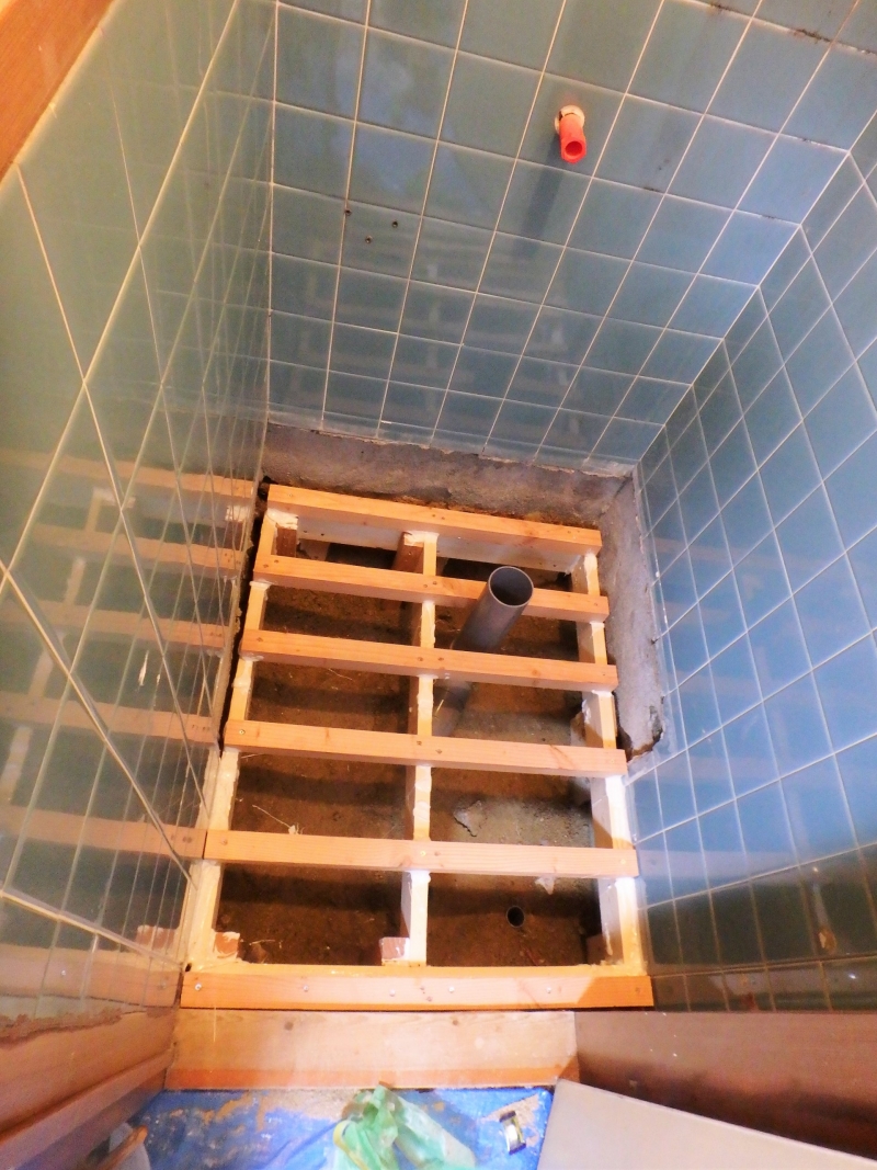 【工事1日目】和式トイレと床の段差を解体し、新しく床下地を造ります。
