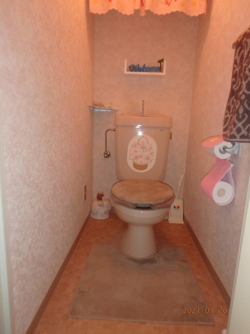 【Before】長年使用したトイレ。上部の収納部分はカーテンで目隠ししていました。