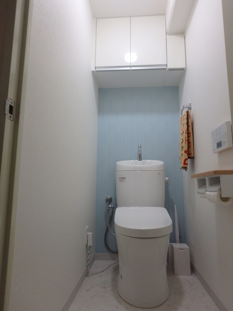 【After】特注の戸棚をつけることで目隠しが不要になり明るくスッキリとした印象に変わりました。