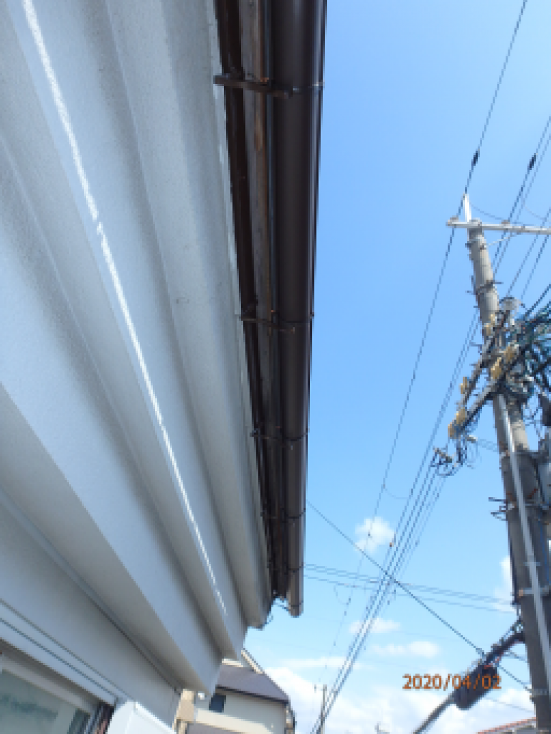 【After】一度既存の支持金具と軒樋を外して新しい支持金具と軒樋を取り付けて真っすぐ水が流れるように勾配を付けて完成です♬