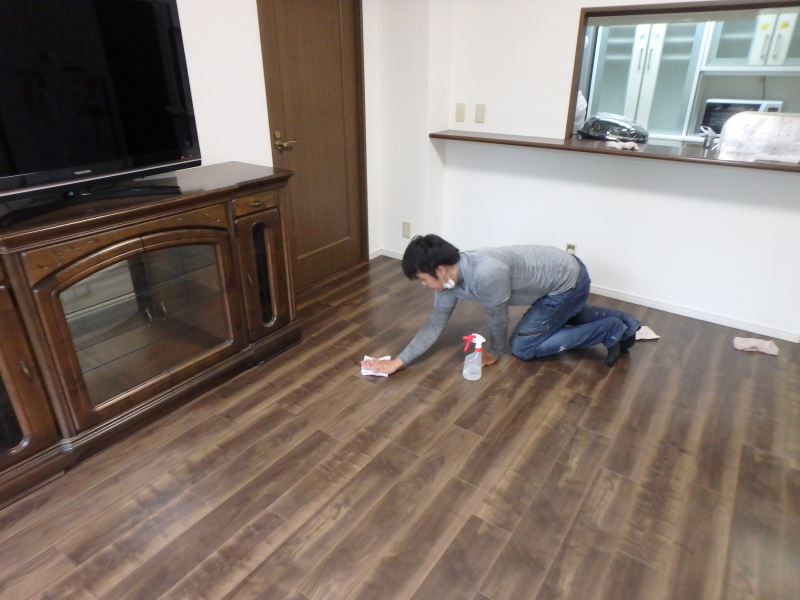 【After】工事後は、養生をめくり、ほこりや汚れが付いていないか、無水エタノールで床を丁寧に拭きながらキチンと確認致します。